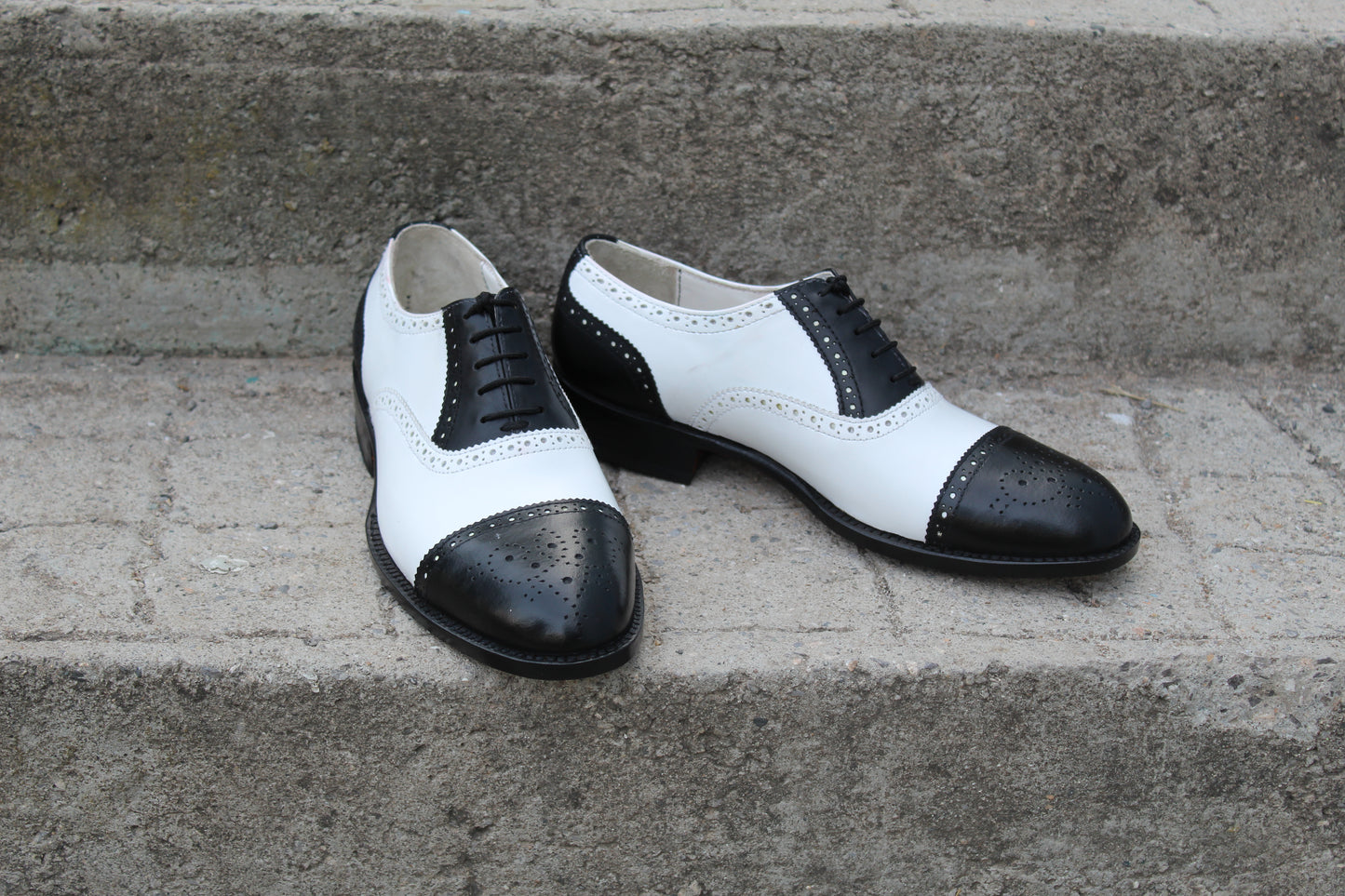 Handmade Men's Leather Two Tone White Black Lace Up Cap Toe Oxford Shoes